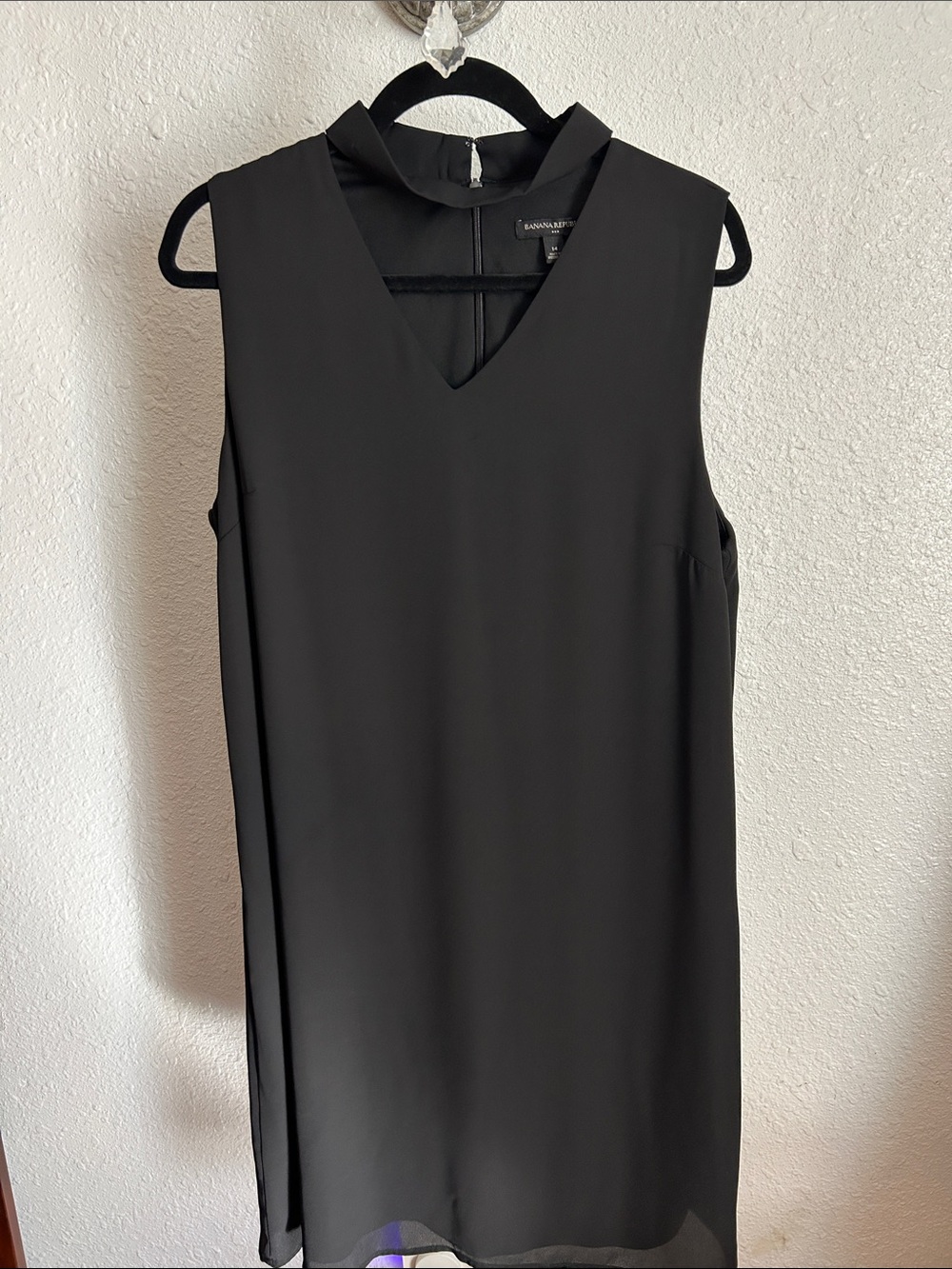Banana Republic Black Sleeveless V-Neck Shift Dress with Front Keyhole